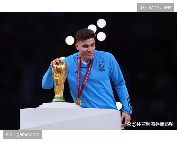 阿尔瓦雷斯家庭背景分析：从平凡生活到足球传奇的奋斗历程解析